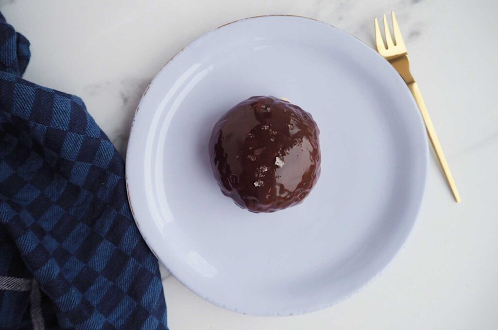 Glutenfri fastelavnsbolle med nougat og hvidchokoladecreme toppet med chokoladeganache og flagesalt