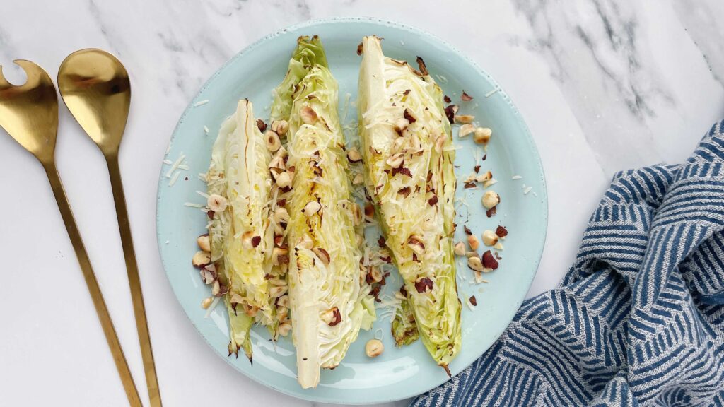 grillet spidskål med parmesan og hasselnødder