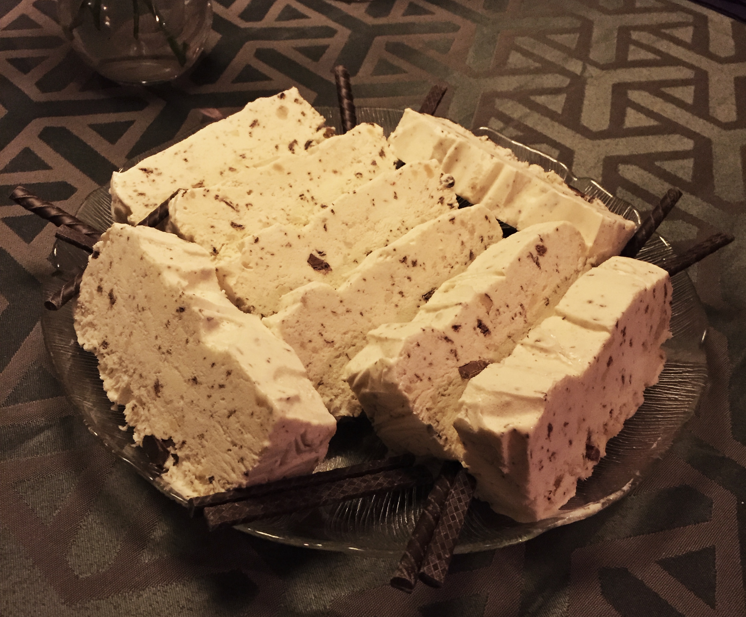 Is med chokolade- og marcipanstykker