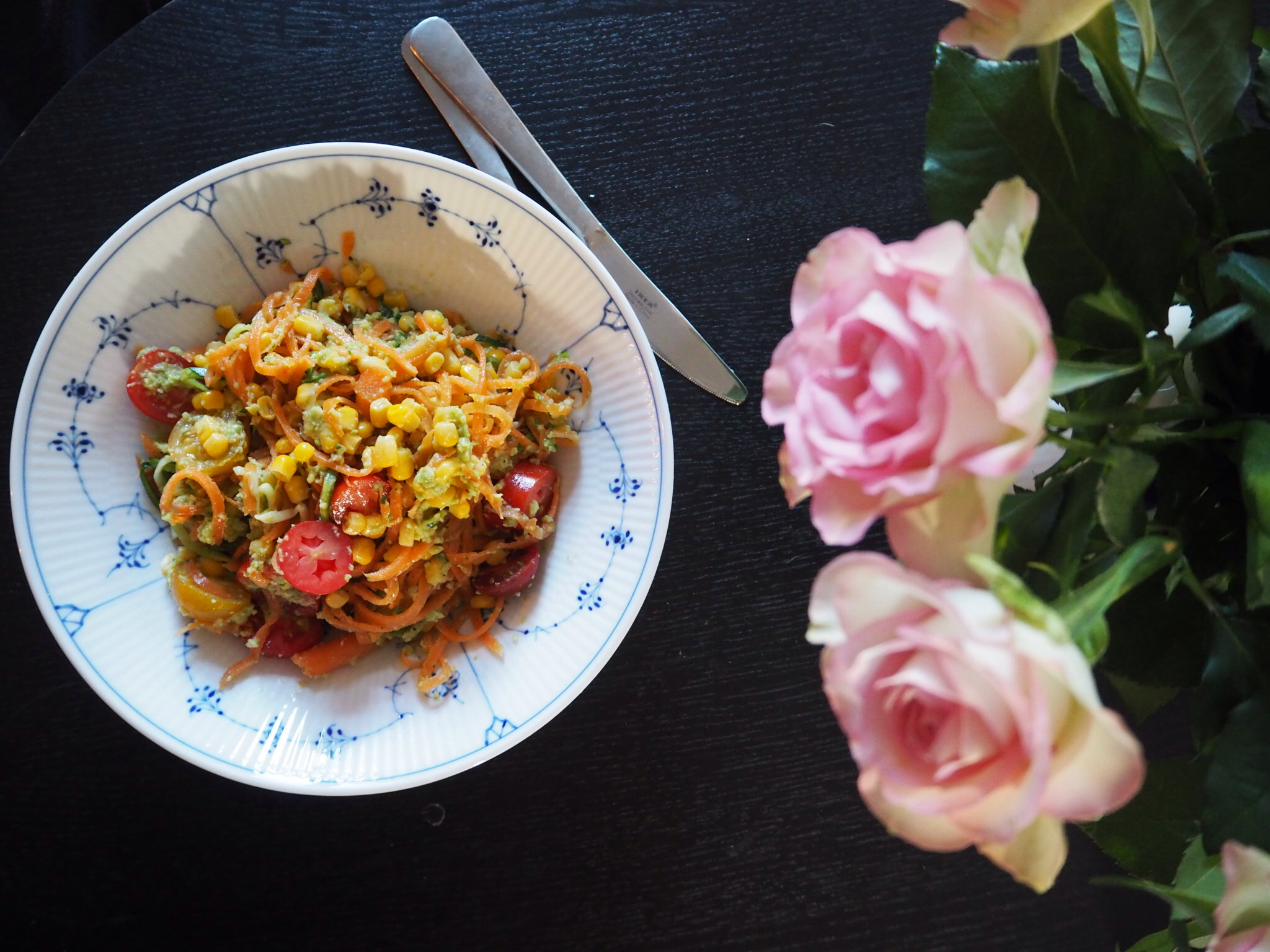 Grøntsagspasta med avokadocreme