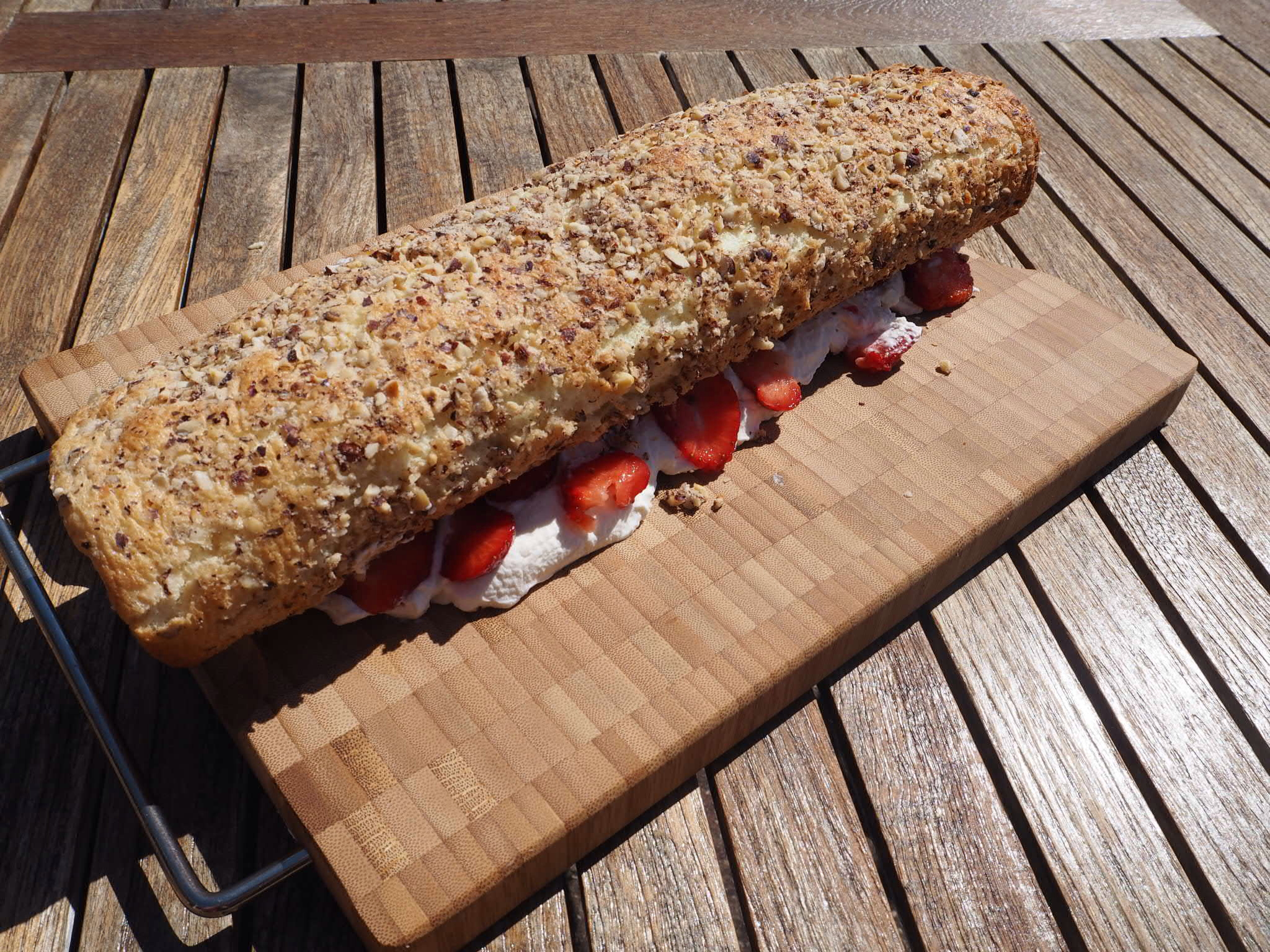 Glutenfri roulade med friske jordbær