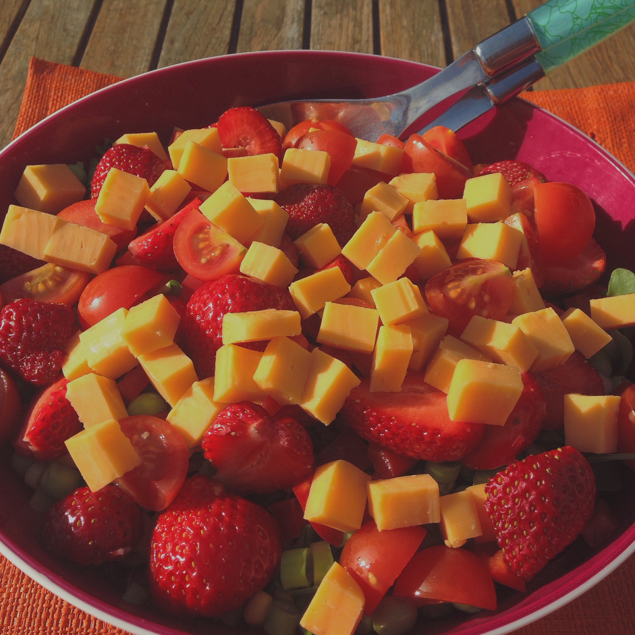 Sommersalat med jordbær og cheddar