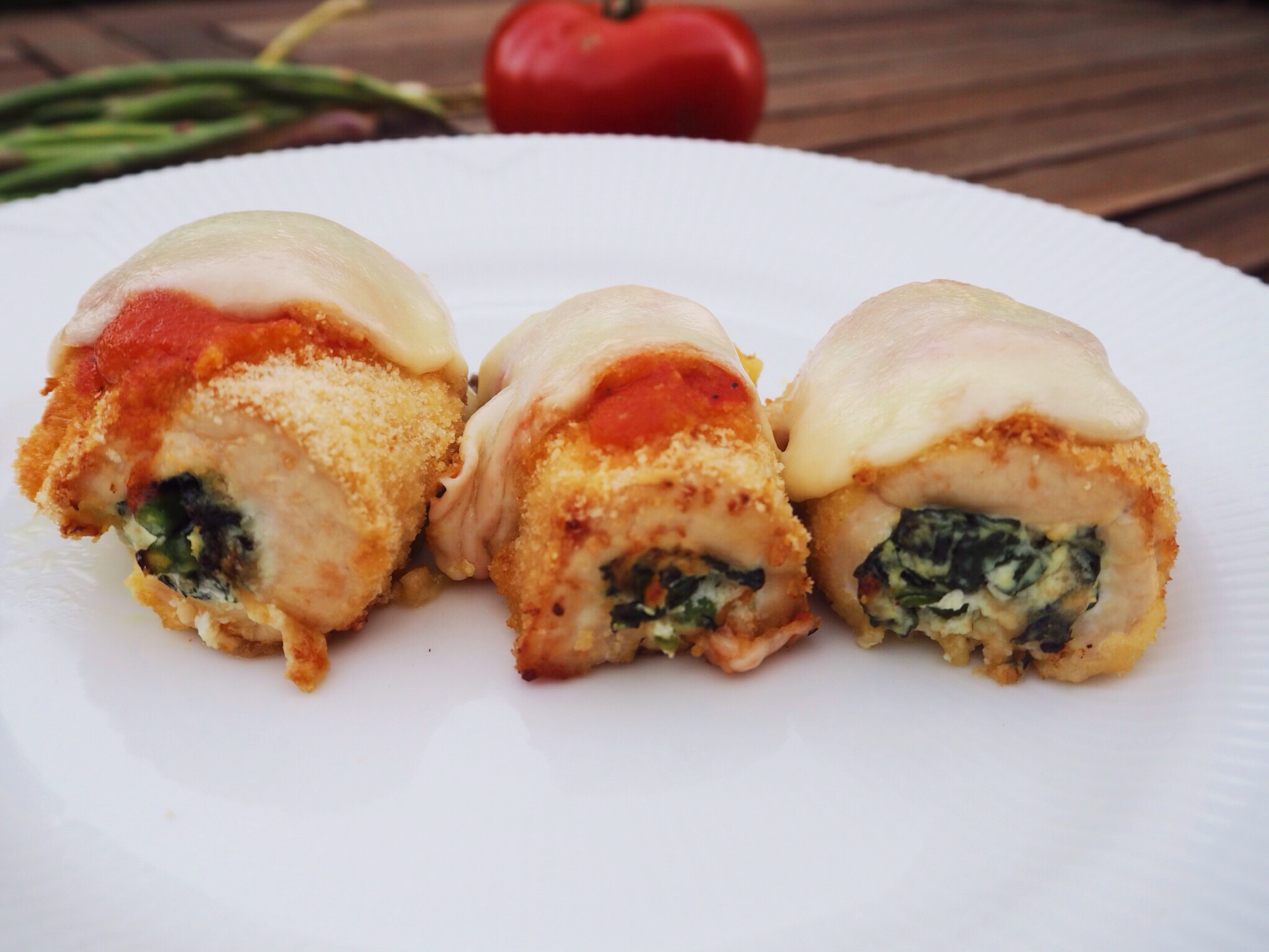 Bagte kyllingeruller med tomatsauce og mozzarella