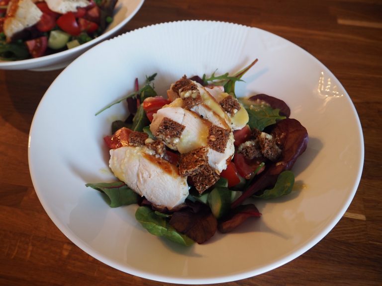 Cæsarsalat med brødcroutoner
