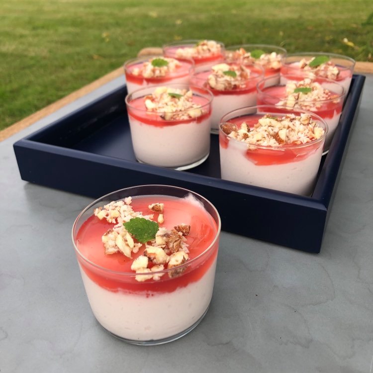 Glutenfri rabarbermousse med gele og karamelliserede nødder
