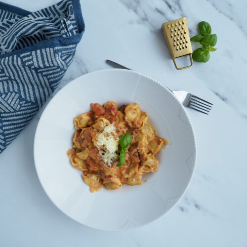 Glutenfri tortellini med bacon og flødesauce