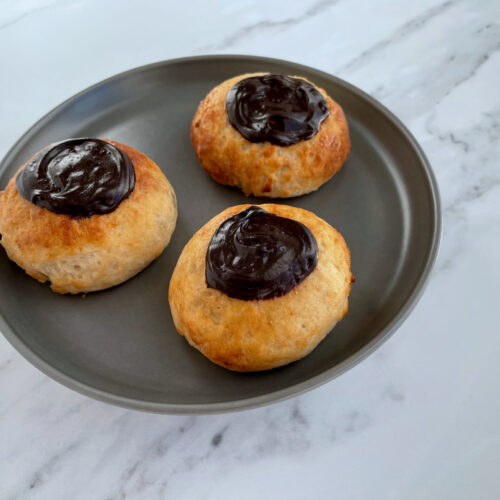 Glutenfri fastelavnsboller med creme og brunsvigerfyld