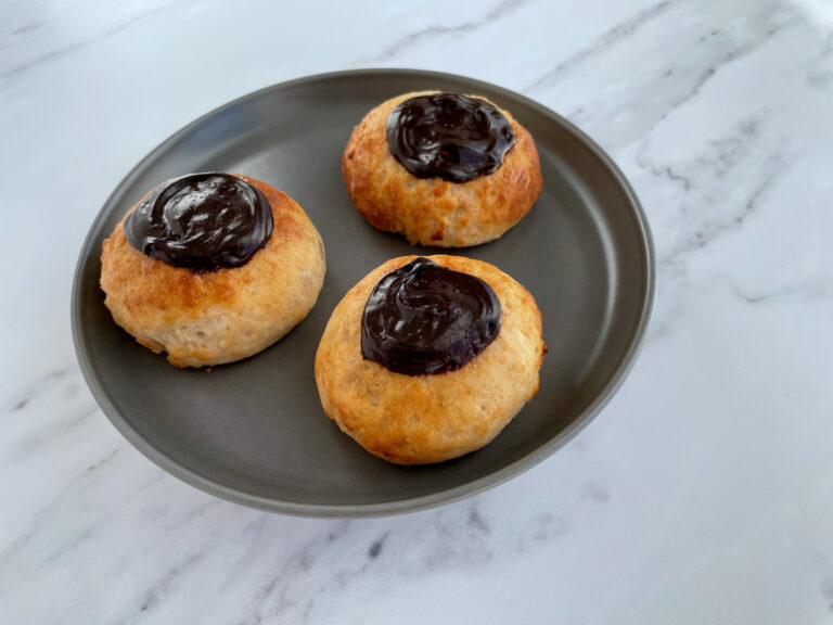 Glutenfri fastelavnsboller med creme og brunsvigerfyld