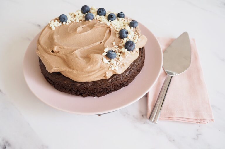 Glutenfri chokoladekage med chokolademousse og krystalliseret hvid chokolade