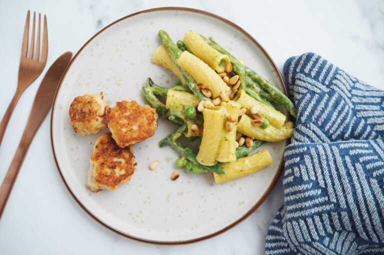 Kyllingefrikadeller med grøn glutenfri pasta