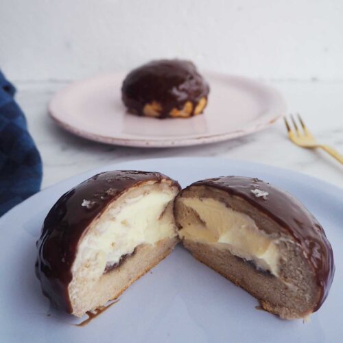 Glutenfri fastelavnsbolle med nougat og hvidchokoladecreme toppet med chokoladeganache og flagesalt